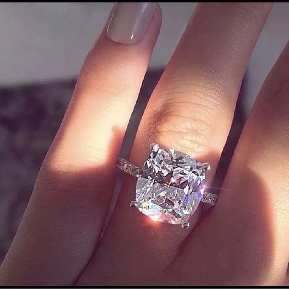 Dazzling Silver Ring with white sapphire.